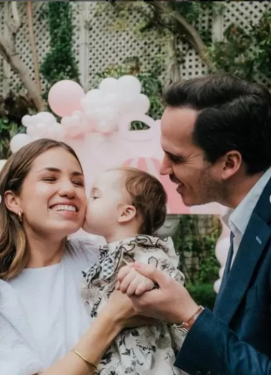 Natalia y Sebastián celebraron el primer año de su hija. Foto: Instagram