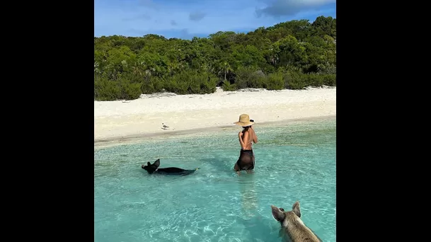 Irina Shayk en un paraíso tropical, acompañada de cerditos.