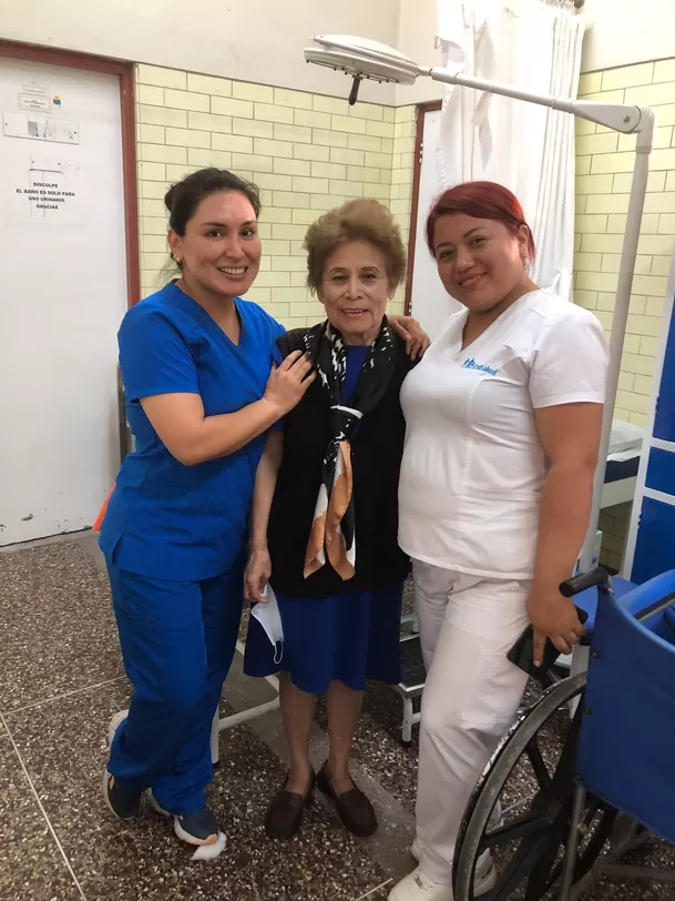 Irma Maury junto a personal médica tras grave accidente / Facebook