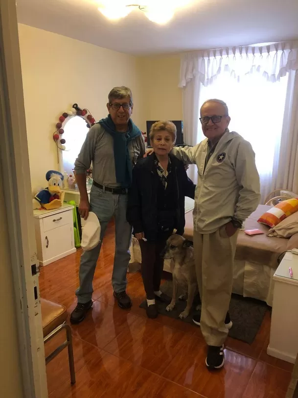 'Doña Nelly' junto a sus dos amigos y su mascota / Facebook