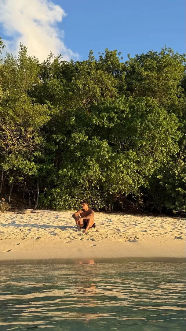 Hugo García posando para el lente de Isabella Ladera / Instagram