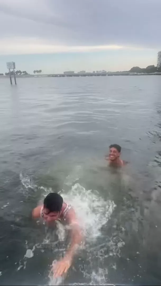 Isabella Ladera empujó a Hugo García al mar / Instagram