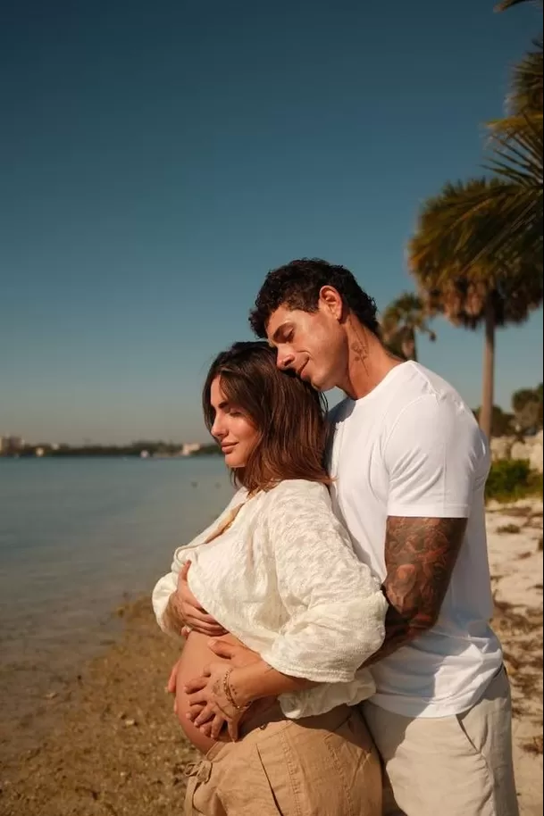 Isabella Ladera y Hugo García dieron la exclusiva sobre el embarazo a reconocida revista extranjera. Foto: Hola USA