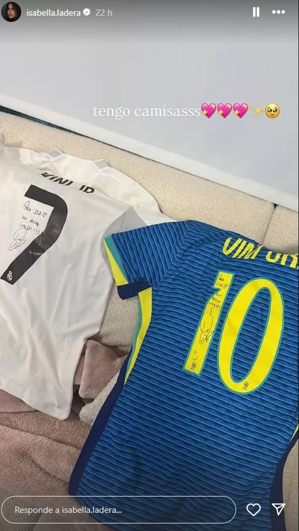 Isabella Ladera mostró sus camisetas con el nombre de Vinicius Jr. / Instagram