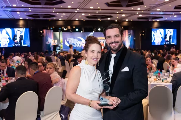 Los actores recibieron el Premio Empresa Peruana del Año / IG: @ismaellarosa