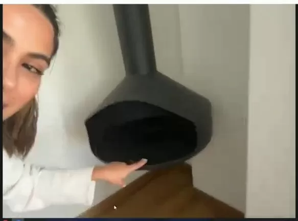 El departamento tiene una moderna chimenea ecológica / Foto: Mande Quien Mande