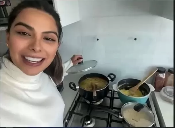 Ivana demostró en vivo que sí  cocina para su familia / Foto: Mande Quien Mande