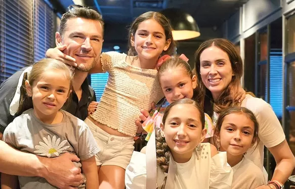 Jacky Bracamontes y Martín Fuentes con sus cinco hijas / Instagram