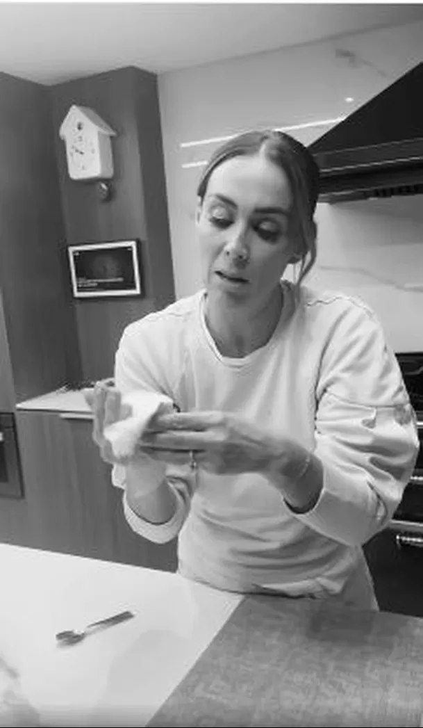 Jacqueline Bracamontes sufrió accidente con un cuchillo y fue trasladada a urgencias. Fuente: Instagram