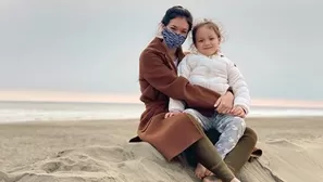 Jazmín Pinedo y su hija pasaron gratos momentos en la playa