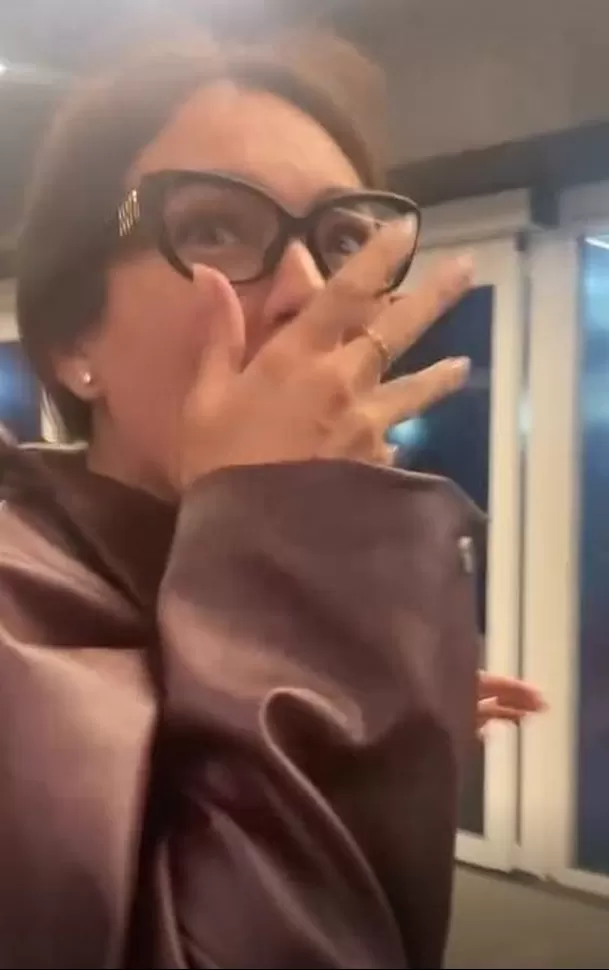 Así reaccionó Jazmín Pinedo ante la sorpresa de Pedro Araujo en el aeropuerto / Captura Así reaccionó Jazmín Pinedo ante la sorpresa de Pedro Araujo en el aeropuerto / Captura