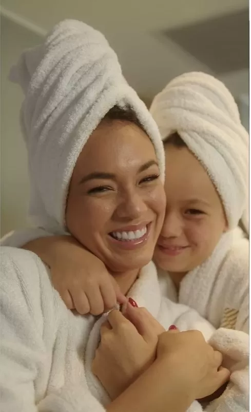 Jazmín Pinedo realizó por primera vez una tierna sesión fotográfica junto a su hija Khaleesi /Foto: Revista Cosas