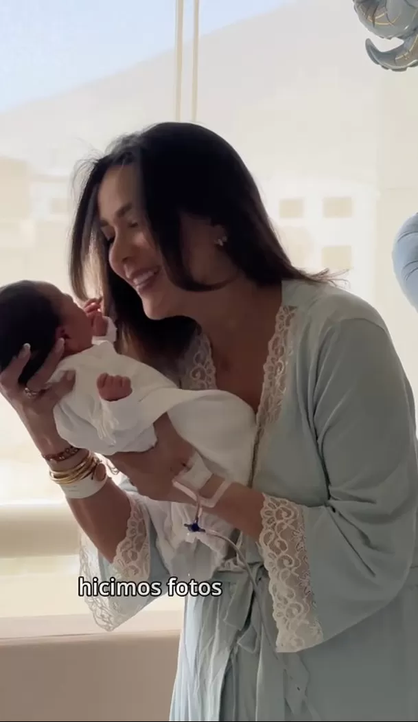 Jean Paul Gabuteau y Silvia Cornejo sorprendieron al aparecer juntos en la primera sesión de fotos de su bebé Antoine. La presencia del empresario junto a su aún esposa y sus dos pequeños volvió a despertar curiosidad sobre cómo marcha su relación. Video: América Espectáculos Jean Paul Gabuteau y Silvia Cornejo sorprendieron al aparecer juntos en la primera sesión de fotos de su bebé Antoine. La presencia del empresario junto a su aún esposa y sus dos pequeños volvió a despertar curiosidad sobre cómo marcha su relación. Video: América Espectáculos