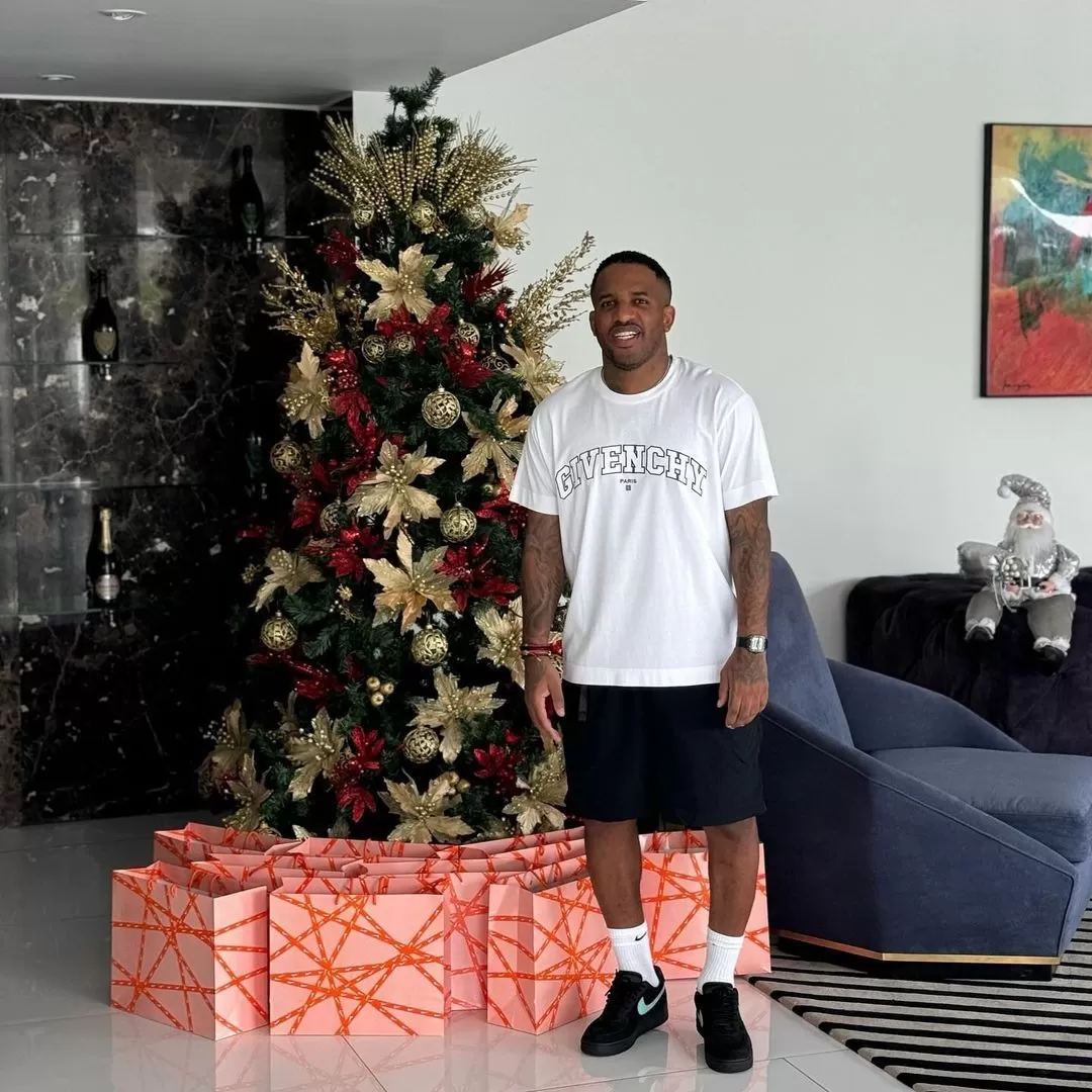 Jefferson Farfán en Navidad con su árbol lleno de regalos / Instagram