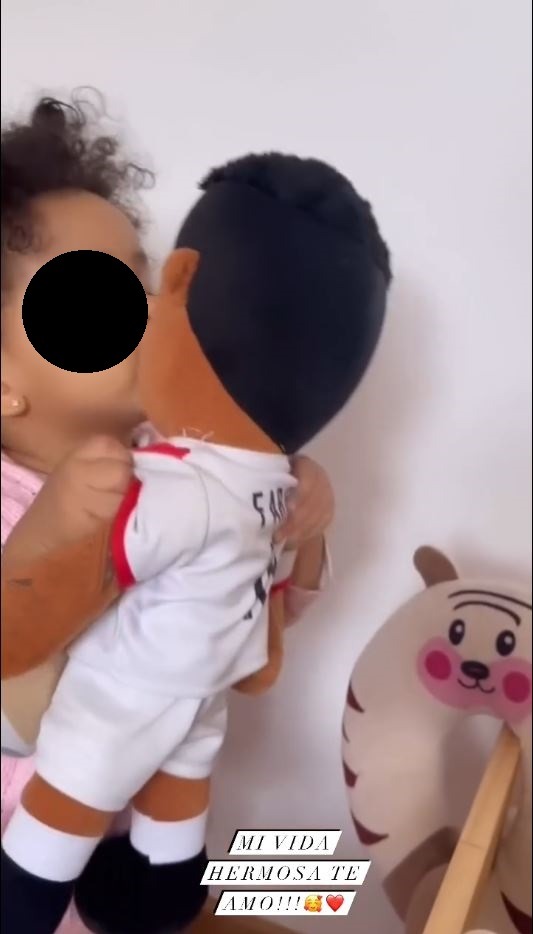 Jefferson Farfán le obsequió a su hija Luana un muñeco que lo representa cuando jugó en la Selección de fútbol/Foto: Instagram