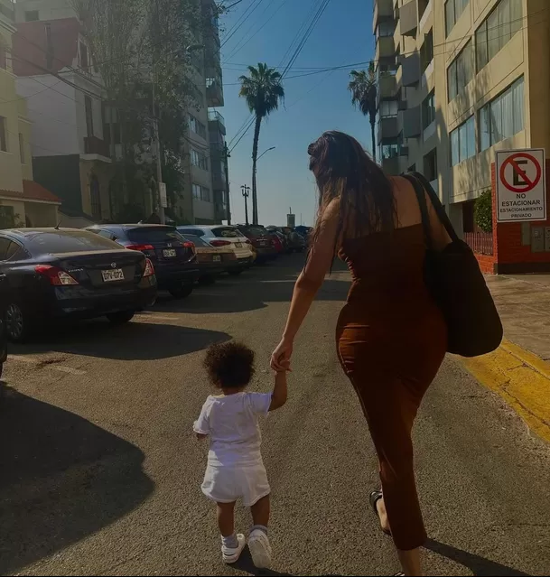 Darinka Ramirez junto a su pequeña hija, que sería la última bebé de Jefferson Farfán. Fuente: Instagram