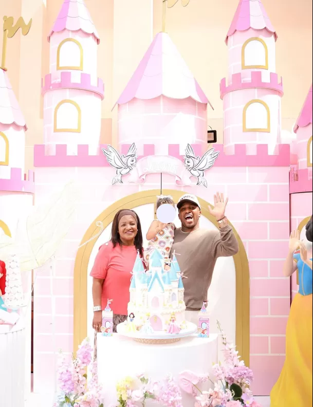 Doña Charo Guadalupe con su hijo Jefferson Farfán y su nieta / Instagram Doña Charo Guadalupe con su hijo Jefferson Farfán y su nieta / Instagram