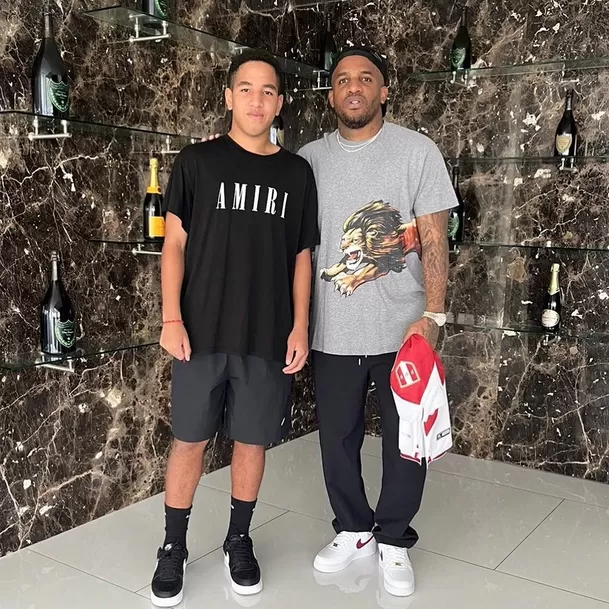 Jefferson Farfán regaló tremendo auto de lujo a su hijo Adriano por su cumpleaños. Fuente: Instagram