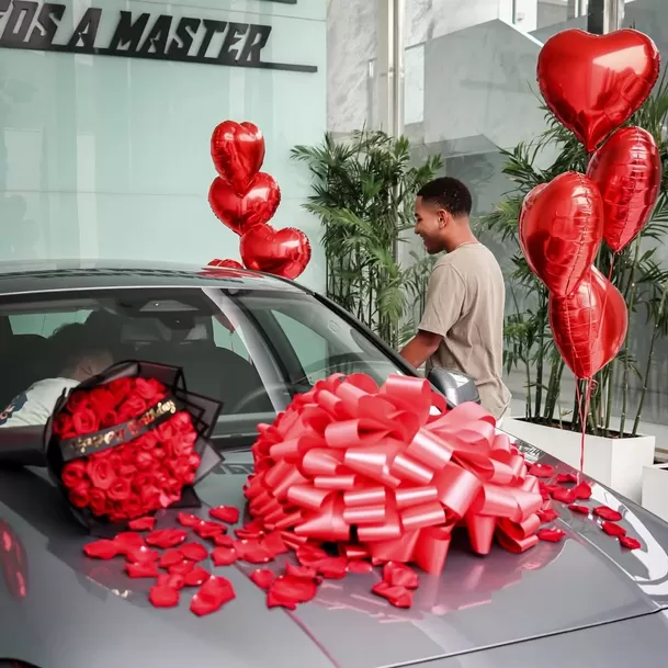 Adriano Farfán y su primer auto, regalo de su padre Jefferson. Fuente: Instagram