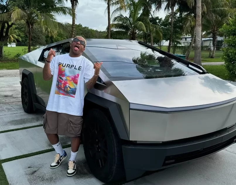 Jefferson Farfán junto a un vehículo Tesla | Imagen: Instagram