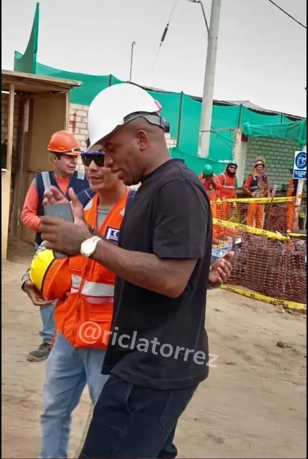 Jefferson Farfán fue fotografiado visitando la obra de construcción de su nuevo emprendimiento/Foto: Ric La Torre