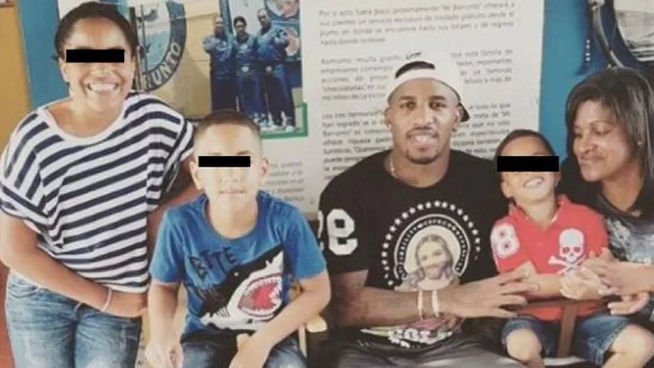 Jefferson Farfán y sus hijos Maialén, Jeremy y Adriano (Foto: Instagram)