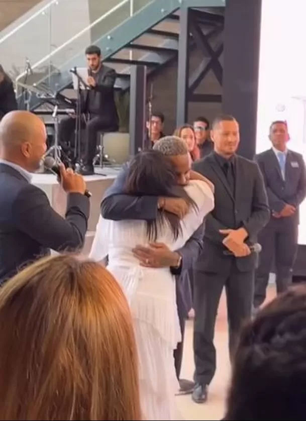 El gran abrazo entre Jefferson Farfán y doña Charo Guadalupe en inauguración de KM40 / Captura