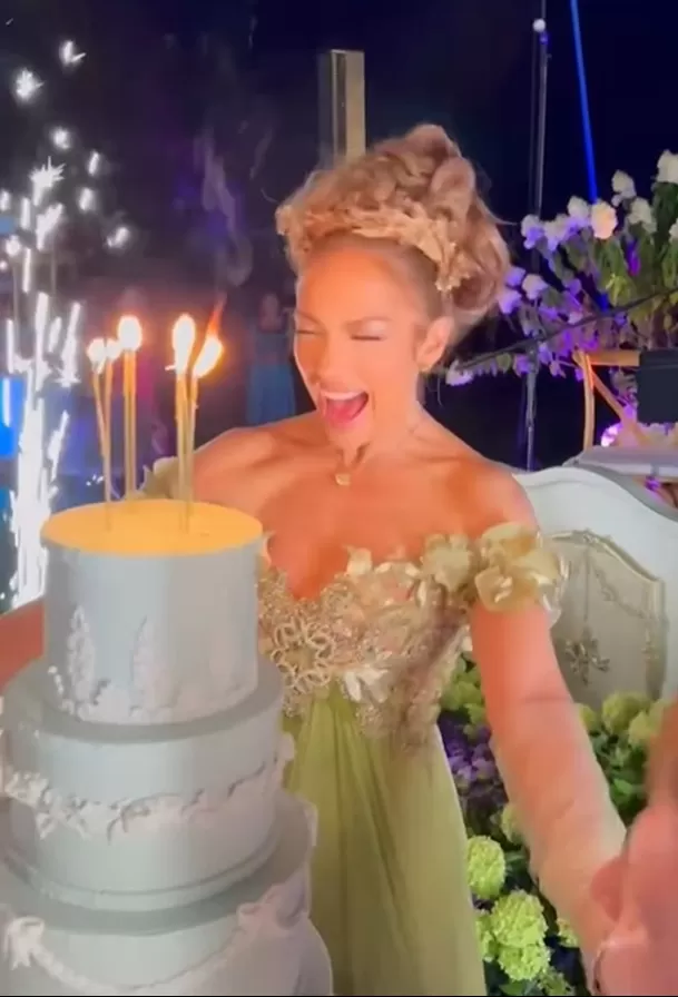 JLo pidió un deseo antes de soplar las velas | Captura: Instagram