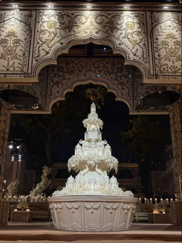 El pastel nupcial de 4.5 metros fue diseñado para asemejar un palacio en miniatura. Fue elaborado por el pastelero parisino Bastien Blanc-Tailleu / Instagram El pastel nupcial de 4.5 metros fue diseñado para asemejar un palacio en miniatura. Fue elaborado por el pastelero parisino Bastien Blanc-Tailleu / Instagram