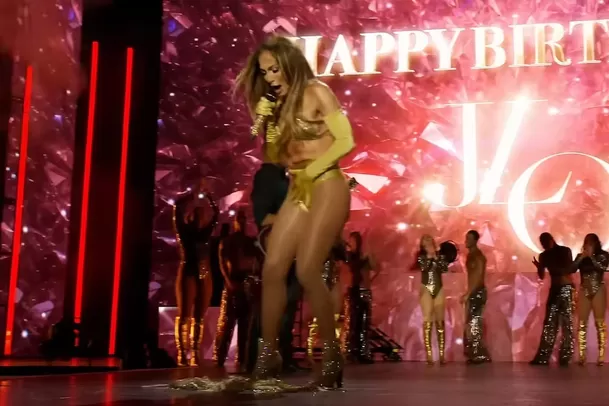 Jennifer López pedió su falda en pleno concierto en Varsovia. Fuente: Youtube