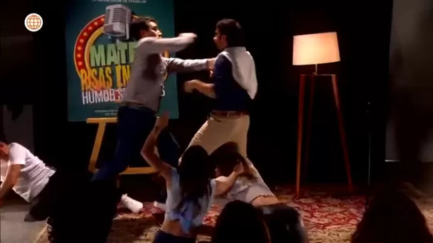 Instante en el que Jimmy noquea a Juan Pablo en pleno escenario. Foto: América TV 