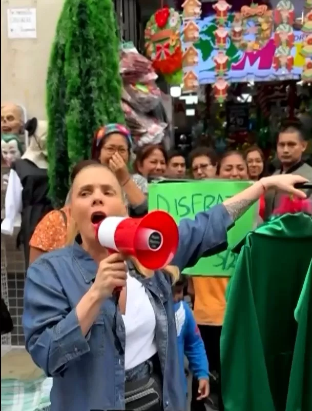 Johanna San Miguel sorprendió a todos al vender en las calles el disfraz de 'Queca' por Hallowheen/Foto: Instagram 