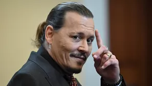 Johnny Depp luce irreconocible con nuevo look tras quitarse barba y bigote.