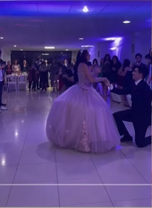 Jorge Guerra, ‘Jimmy Gonzales’ de AFHS, sorprendió como chambelán en un quinceañero