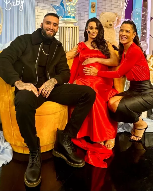 Angie Arizaga y Jota Benz tuvieron baby shower en 'Mande Quien Mande' 