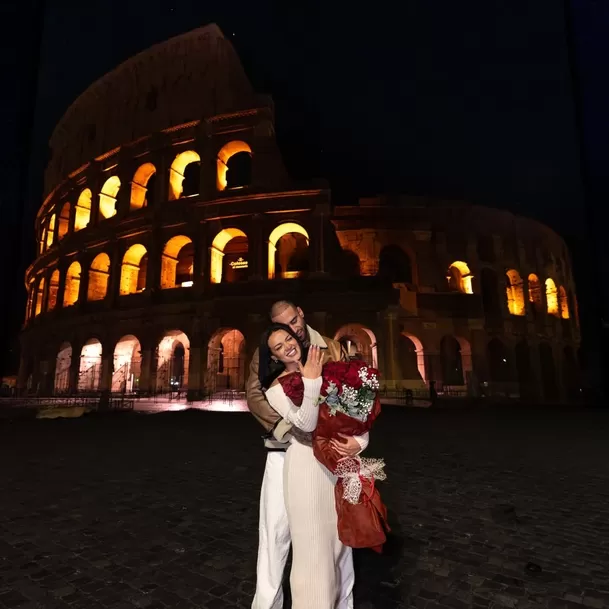 Angie Arizaga y Jota Benz se comprometieron el 30 de diciembre de 2025 frente al Coliseo Romano / Instagram