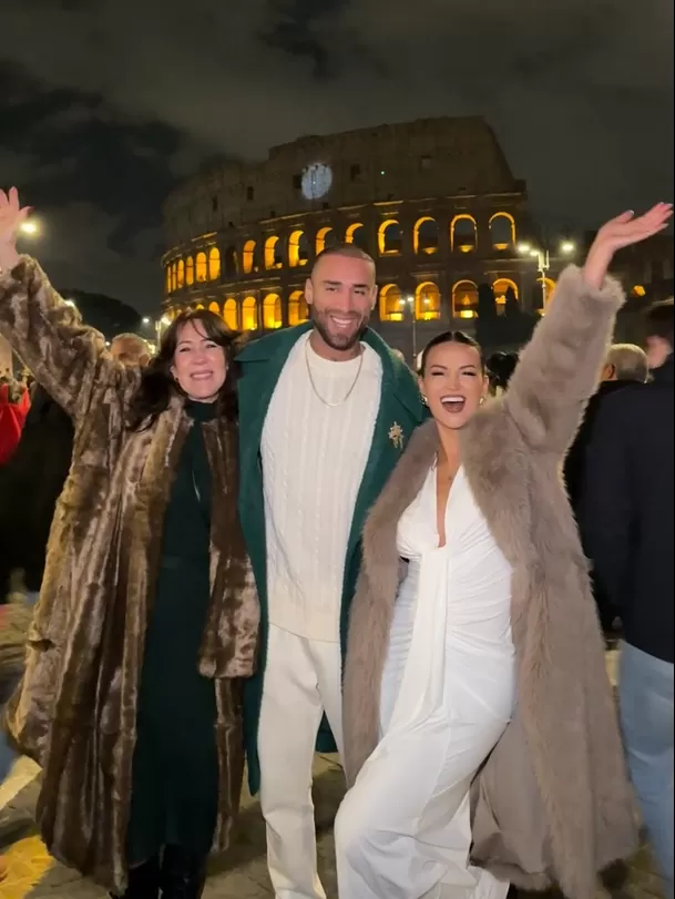 Angie Arizaga y Jota Benz en Italia con Laura Carpena, madre del cantante / Instagram Angie Arizaga y Jota Benz en Italia con Laura Carpena, madre del cantante / Instagram