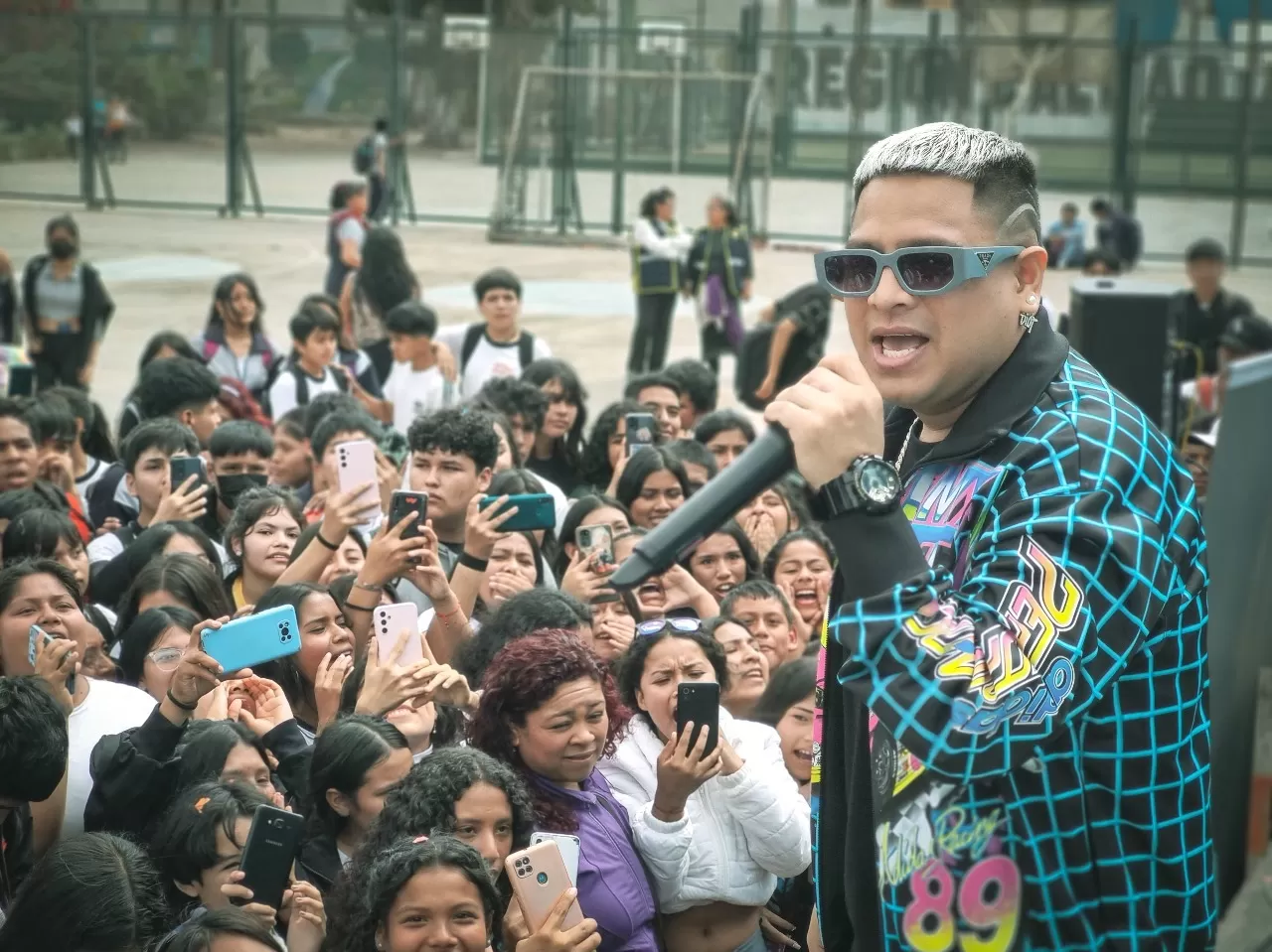 JP 'El Chamaco' llevó su música a los alumnos del Colegio estatal Ramón Castilla Marquesado del Callao/ Foto: Difusión