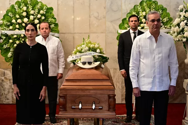 Luis Abinader, presidente de República Dominicana, y su esposa Raquel Arbaje, hicieron la primera guardia de honor / AFP