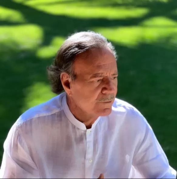 Julio Iglesias está incómodo y molesto con la ola de noticias falsas sobre su salud y su carrera/Foto: Instagram