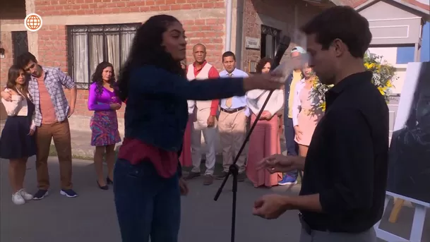 July humilló públicamente a Cristóbal tras ver sus fotografías en exposición. Fuente: AméricaTV