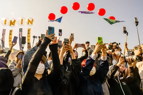 Fanáticas recinieron a Jimin y a Jungkook con gritos y aplausos / AFP