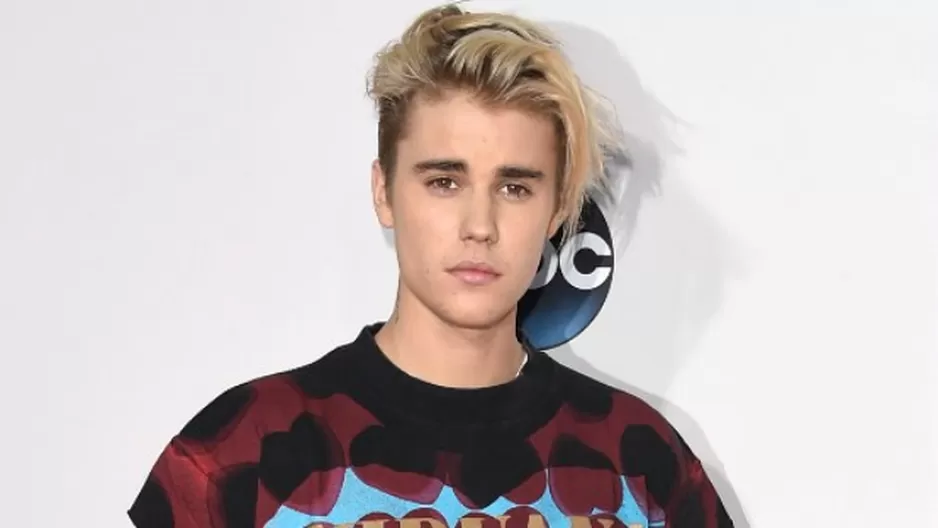 Justin Bieber aparece con el torso desnudo. Foto: AFP