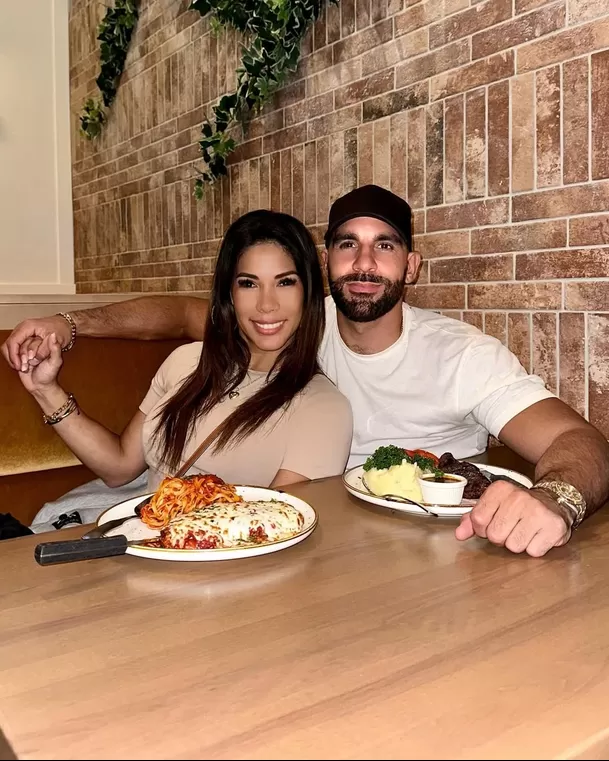 Karen Dejo mantiene una relación con Shahid Khan, un destacado empresario de origen canadiense-pakistaní / Instagram Karen Dejo mantiene una relación con Shahid Khan, un destacado empresario de origen canadiense-pakistaní / Instagram
