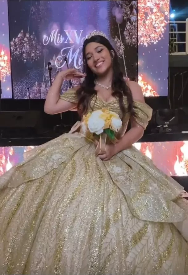 La fiesta de quince años de Mía Abanto Dejo estuvo llena de sorpresas, baile y momentos emotivos, pero hubo un detalle que no pasó desapercibido: la ausencia de su padre, el piloto Carlos Abanto. Foto: Instagram @karendejoy La fiesta de quince años de Mía Abanto Dejo estuvo llena de sorpresas, baile y momentos emotivos, pero hubo un detalle que no pasó desapercibido: la ausencia de su padre, el piloto Carlos Abanto. Foto: Instagram @karendejoy