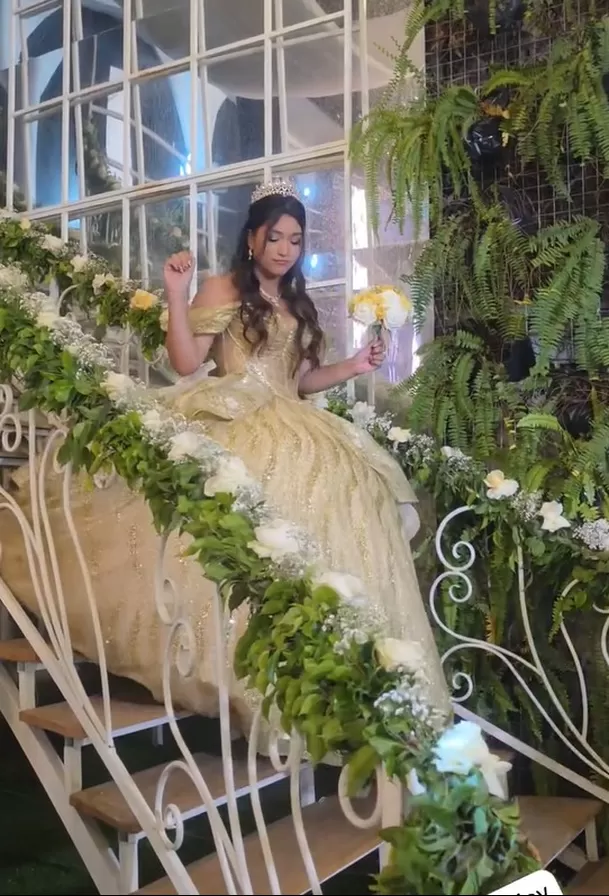 La fiesta de quince años de Mía Abanto Dejo estuvo llena de sorpresas, baile y momentos emotivos, pero hubo un detalle que no pasó desapercibido: la ausencia de su padre, el piloto Carlos Abanto. Foto: Instagram @karendejoy La fiesta de quince años de Mía Abanto Dejo estuvo llena de sorpresas, baile y momentos emotivos, pero hubo un detalle que no pasó desapercibido: la ausencia de su padre, el piloto Carlos Abanto. Foto: Instagram @karendejoy