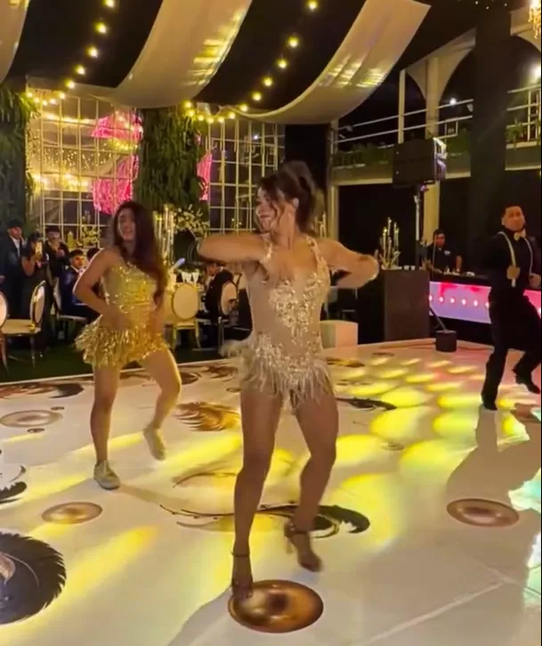 Karen Dejo y su hija Mía se robaron las miradas durante la fiesta de quince años de la adolescente con una coreografía llena de energía, cargadas y espectaculares movimientos. Video: IG @karendejoy Karen Dejo y su hija Mía se robaron las miradas durante la fiesta de quince años de la adolescente con una coreografía llena de energía, cargadas y espectaculares movimientos. Video: IG @karendejoy