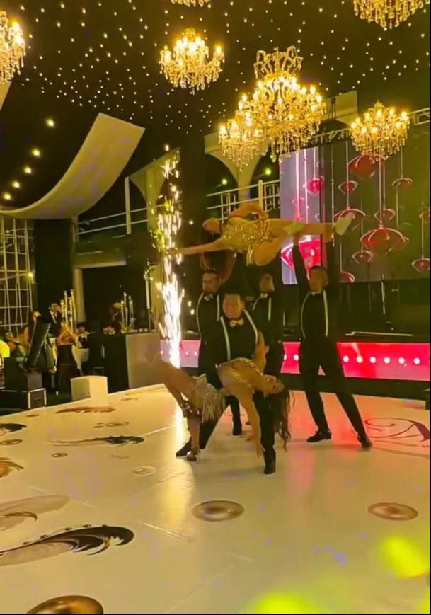 Karen Dejo y su hija Mía se robaron las miradas durante la fiesta de quince años de la adolescente con una coreografía llena de energía, cargadas y espectaculares movimientos. Video: IG @karendejoy Karen Dejo y su hija Mía se robaron las miradas durante la fiesta de quince años de la adolescente con una coreografía llena de energía, cargadas y espectaculares movimientos. Video: IG @karendejoy