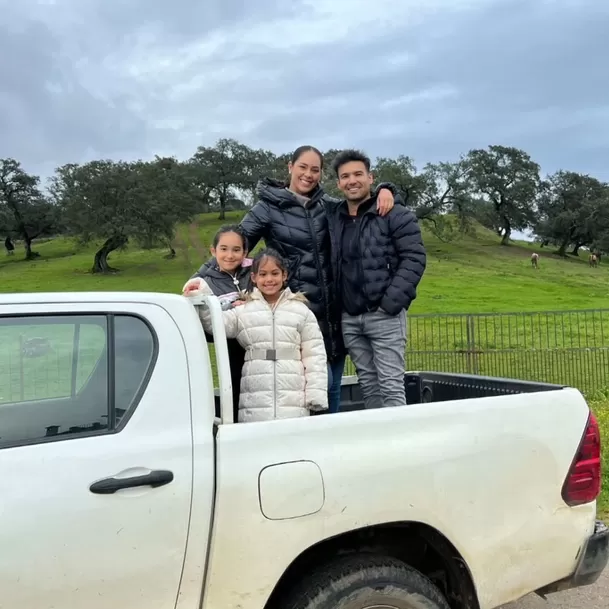 Karen Schwarz y sus hijas acompañan a Ezio Oliva a España. Foto: Instagram/@karenschwarzespinoza