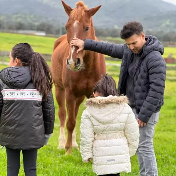 Karen Schwarz y sus hijas acompañan a Ezio Oliva a España. Foto: Instagram/@karenschwarzespinoza